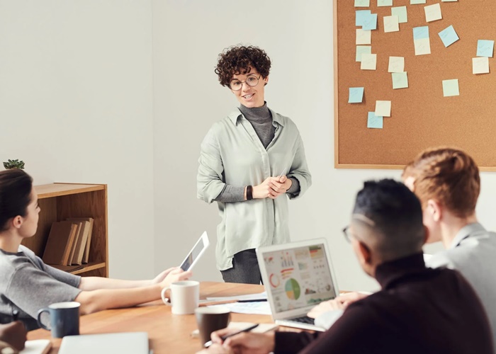 6 Tips Mengatasi Rasa Gugup Sebelum Presentasi  