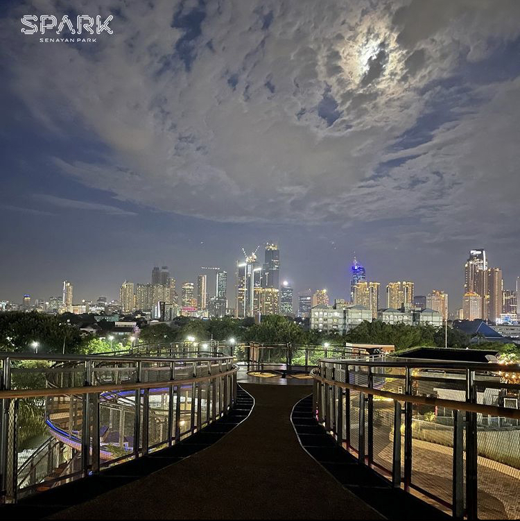 1647331727-Skywalk-Senayan-Park-(Instagram-senayan.park).jpg