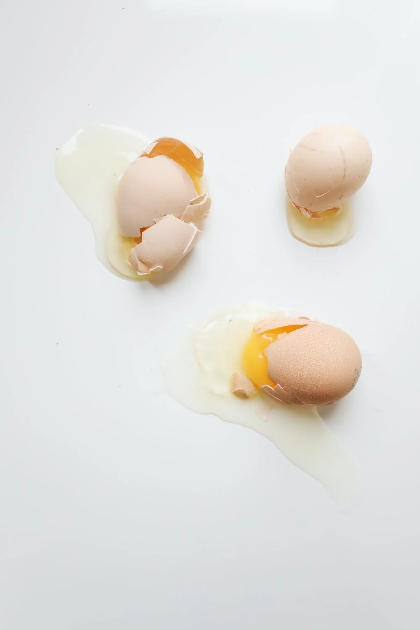 3 Cara Bersihkan Telur yang Pecah di Lantai, Dijamin Bau Amis Hilang!
