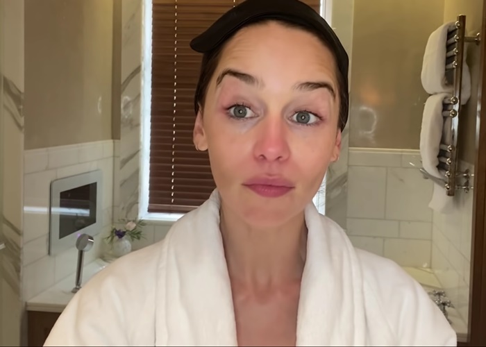 Rahasia Kecantikan Emilia Clarke, Ternyata Lakukan Double Cleansing 