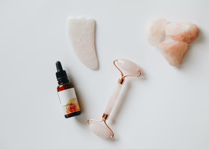 Gua Sha vs Face Roller, Mana yang Terbaik untuk Wajah?