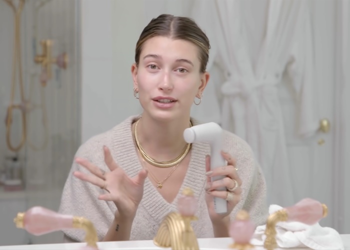 Intip Rangkaian Skincare Hailey Bieber di Pagi Hari, Pakai Apa Saja?