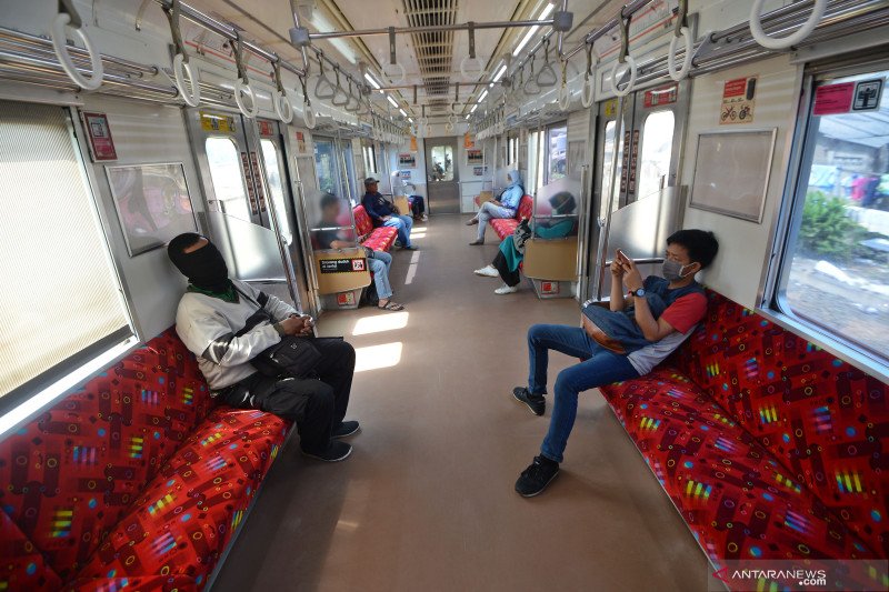 KAI Commuter Izinkan Penumpang Buka Puasa di Dalam KRL