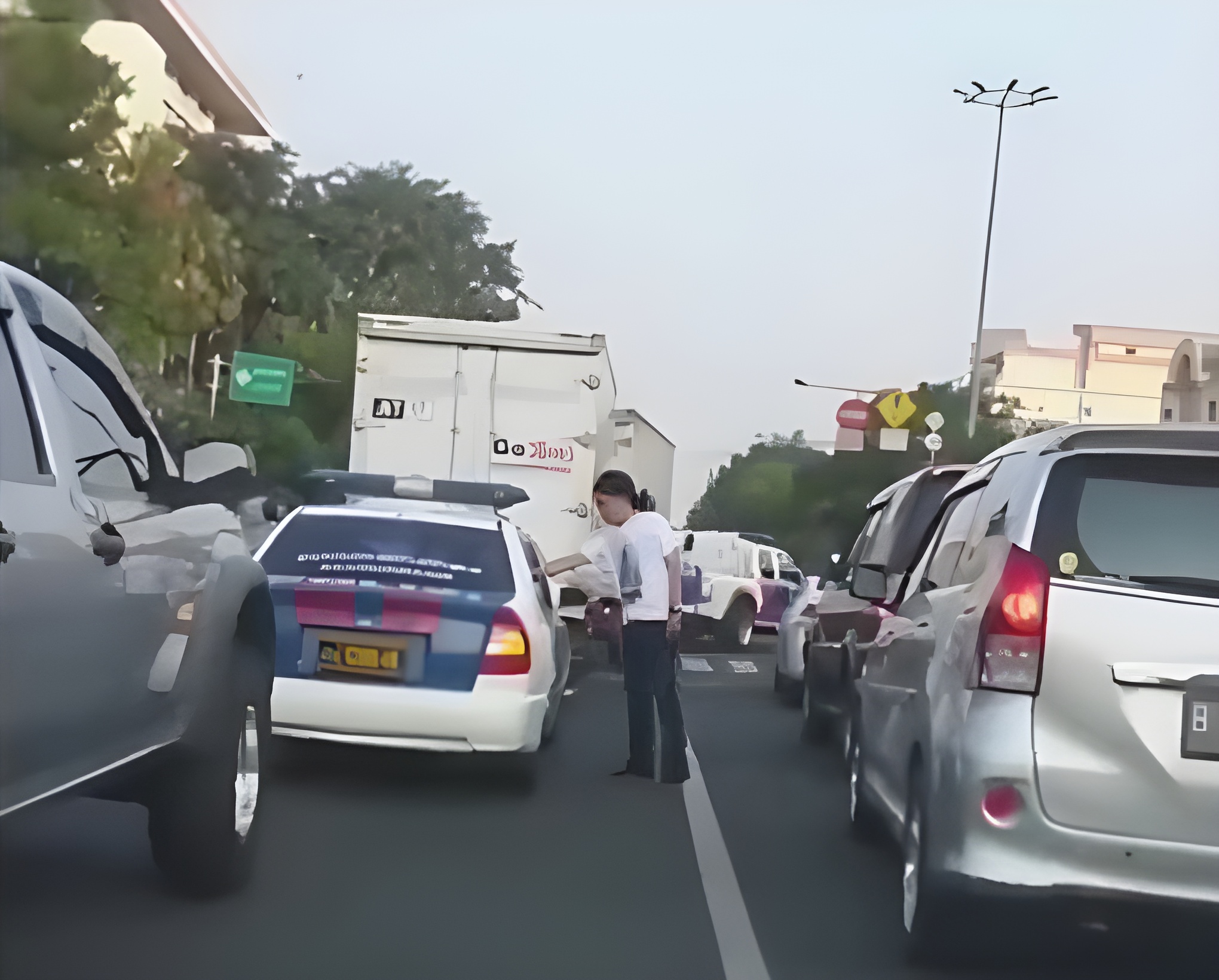 Kembalikan Sampah ke Mobil Polisi, Aksi Pria Gondrong Ini Viral di Media Sosial