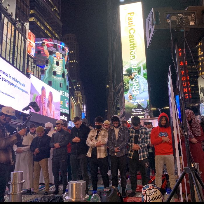 Perdana! Ratusan Umat Muslim Salat Tarawih di Times Square New York