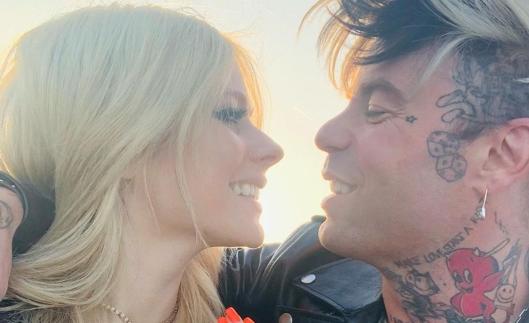 Avril Lavigne Dilamar Mod Sun Pakai Cincin Berlian Berbentuk Hati