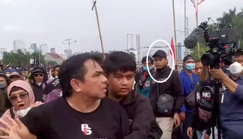 Pria Bertopi Hitam Ini Diduga Awali Pemukulan Terhadap Ade Armando