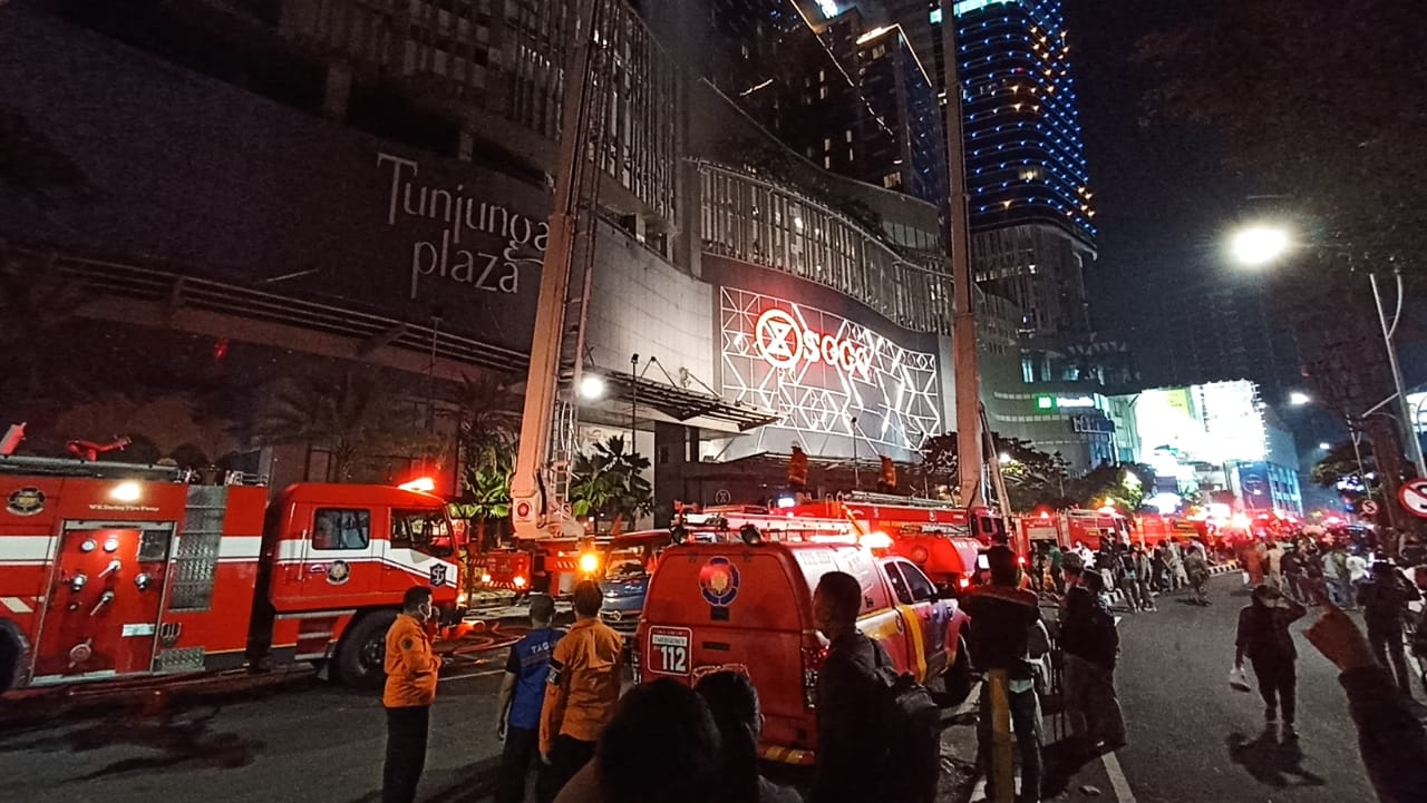 Tinjau Lokasi Kebakaran Tunjungan Plaza 5, Eri Cahyadi: Api Dipadamkan 18 Menit
