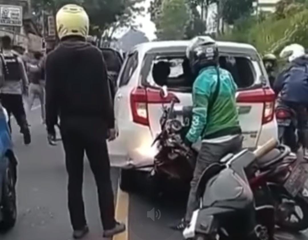 Tabrak Lari Pemotor di Cianjur, Mobil WNA Timur Tengah Diamuk Massa