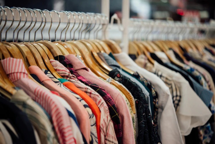 5 Rekomendasi Toko Online Baju Thrift, Bikin Tampil Modis dan Waste Free 