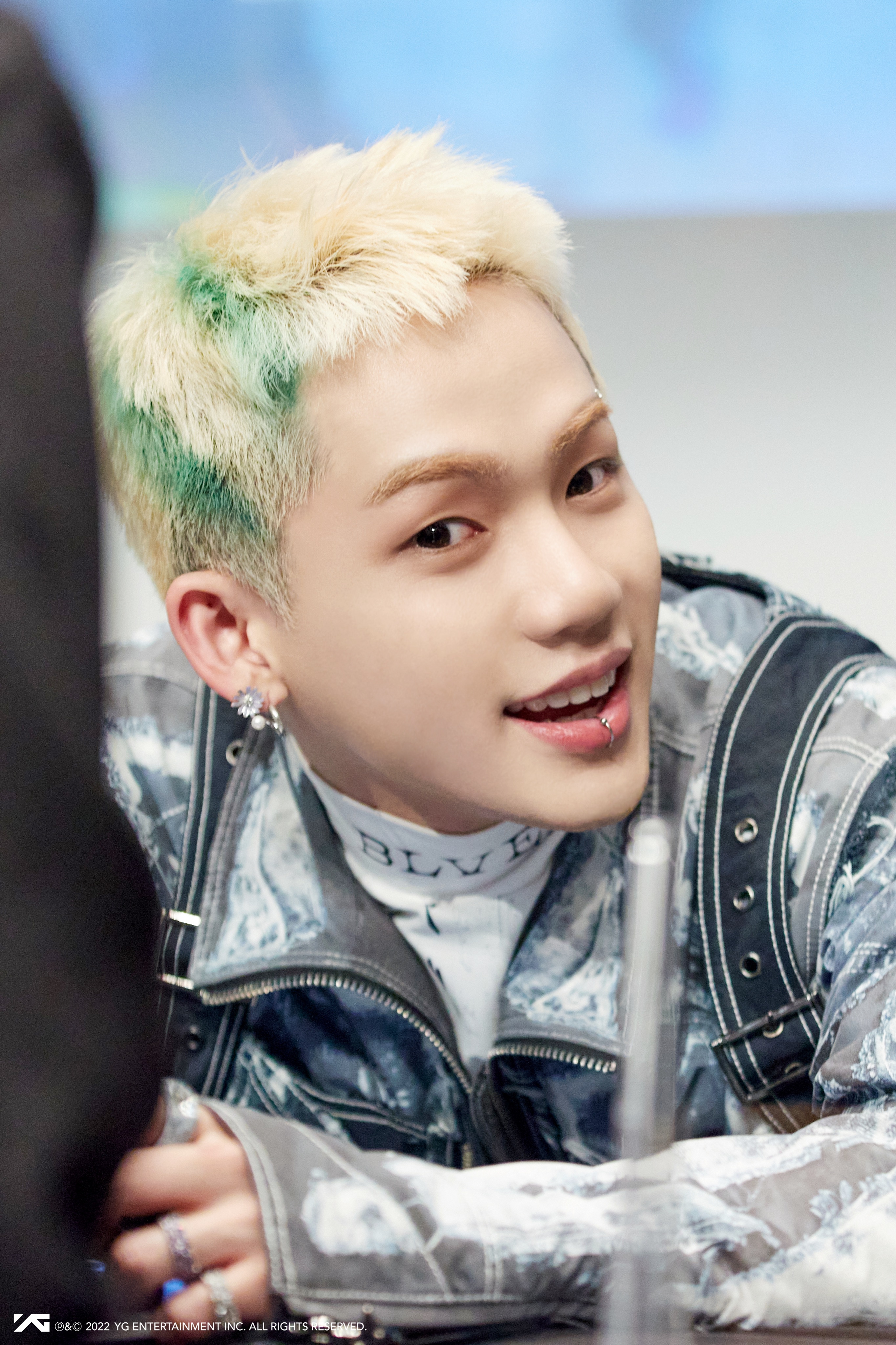 1650530598-foto-3-hyunsuk-treasure-@ygtreasuremaker.jpg