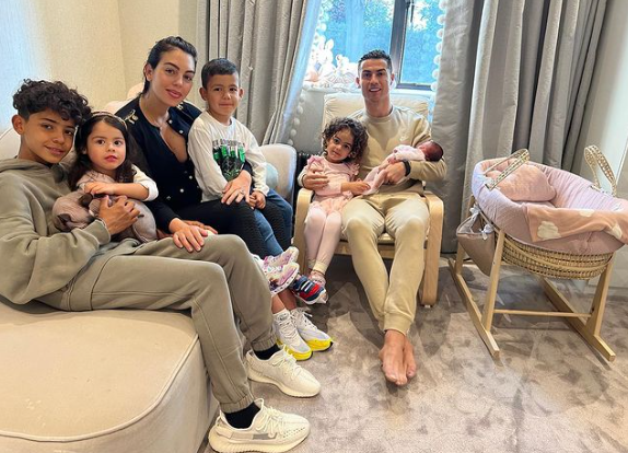 1650694994-georgina-ronaldo.png