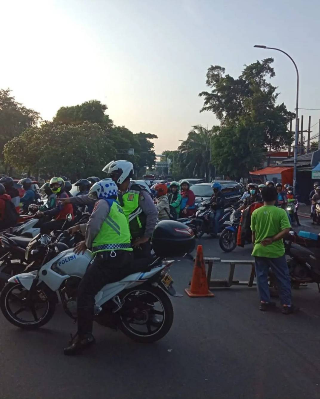 Polisi Alihkan Arus Lalu Lintas Imbas Kebakaran Pasar Gembrong