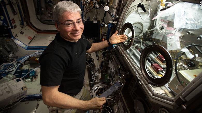 Cerita Mark Vande Hei, Astronot AS yang Habiskan 355 Hari di Luar Angkasa