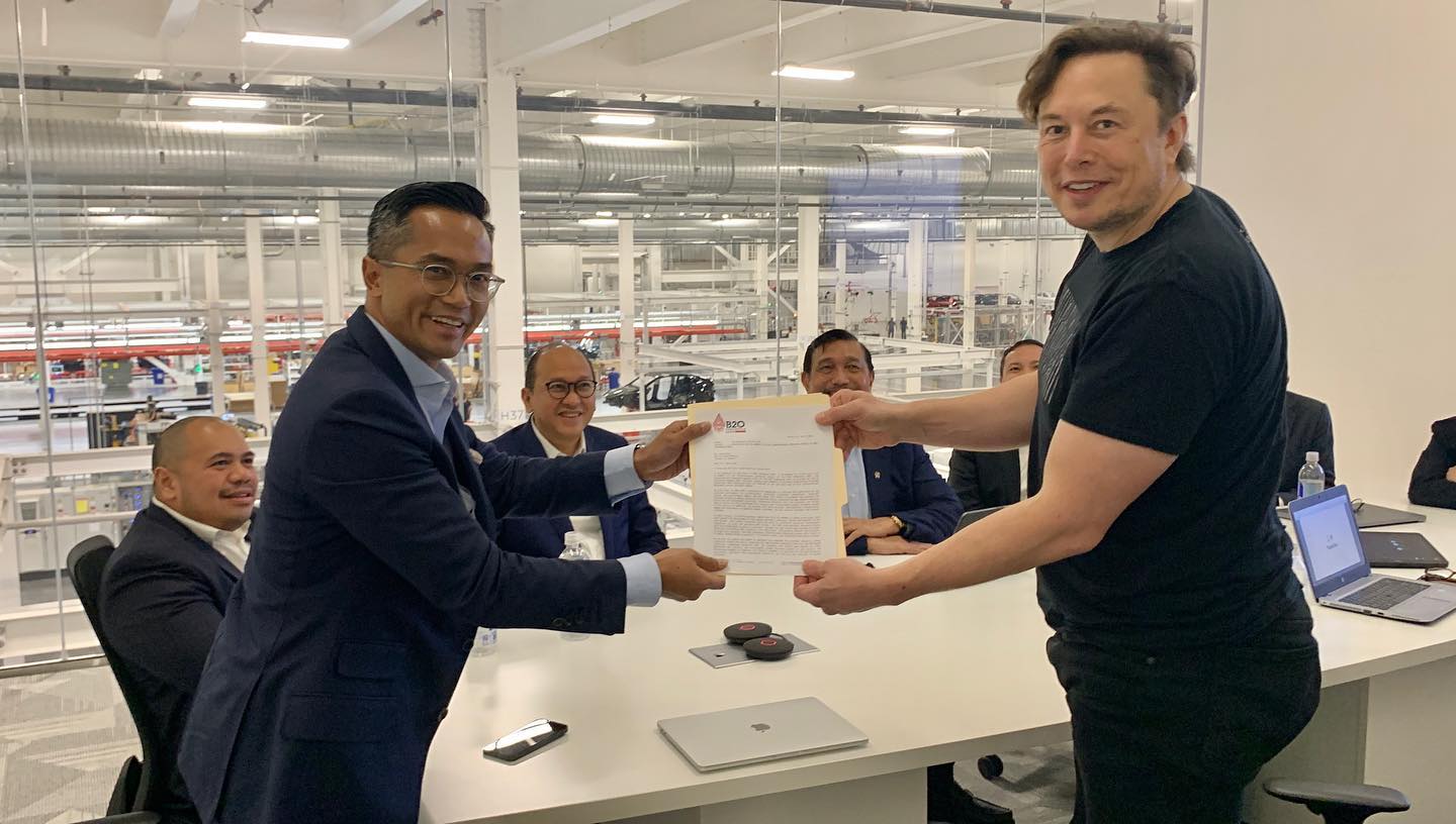 Elon Musk Sambut Luhut dan Anindya Bakrie di Pabrik Tesla, Bahas Apa?
