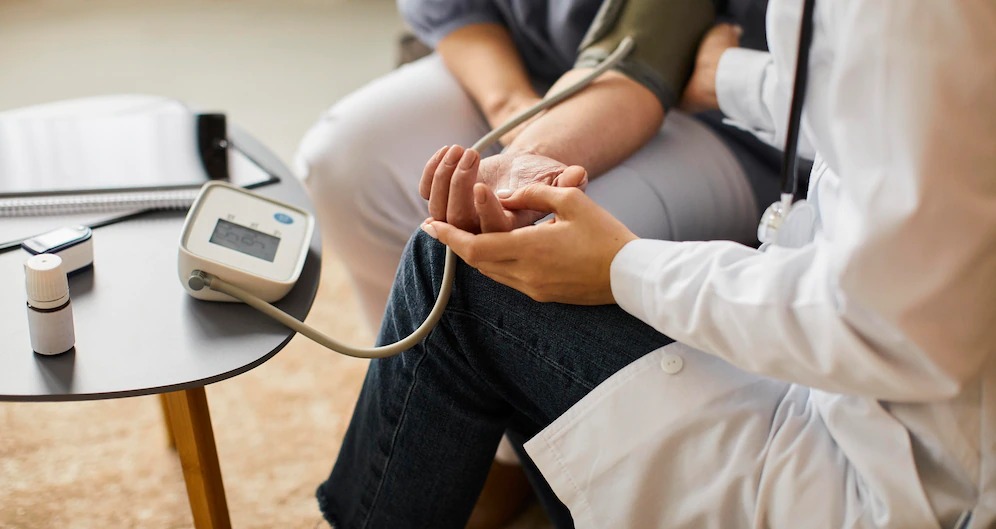 Selain Minum Obat, Penderita Hipertensi Disarankan Monitor Tekanan Darah