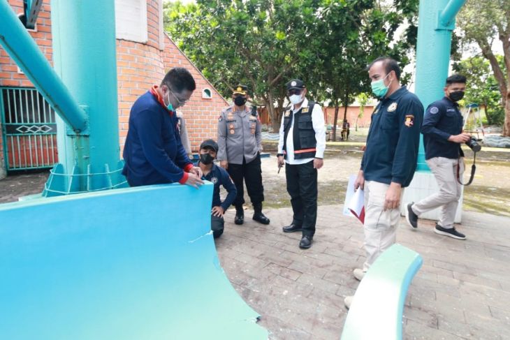 Tim Labfor Polda Jatim Olah TKP Ambrolnya Seluncuran Kenpark