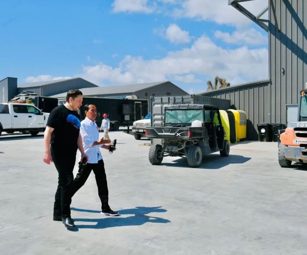 Sneakers Lokal Jokowi yang Curi Perhatian saat Bareng Elon Musk di SpaceX