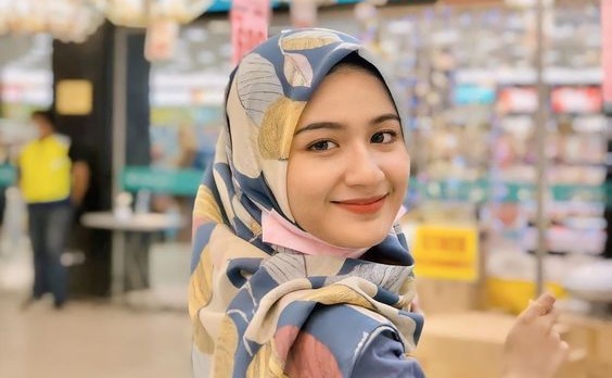 Tips agar Hijab Segi Empat Mudah Dibentuk dan Anti Badai | urbanasia.com