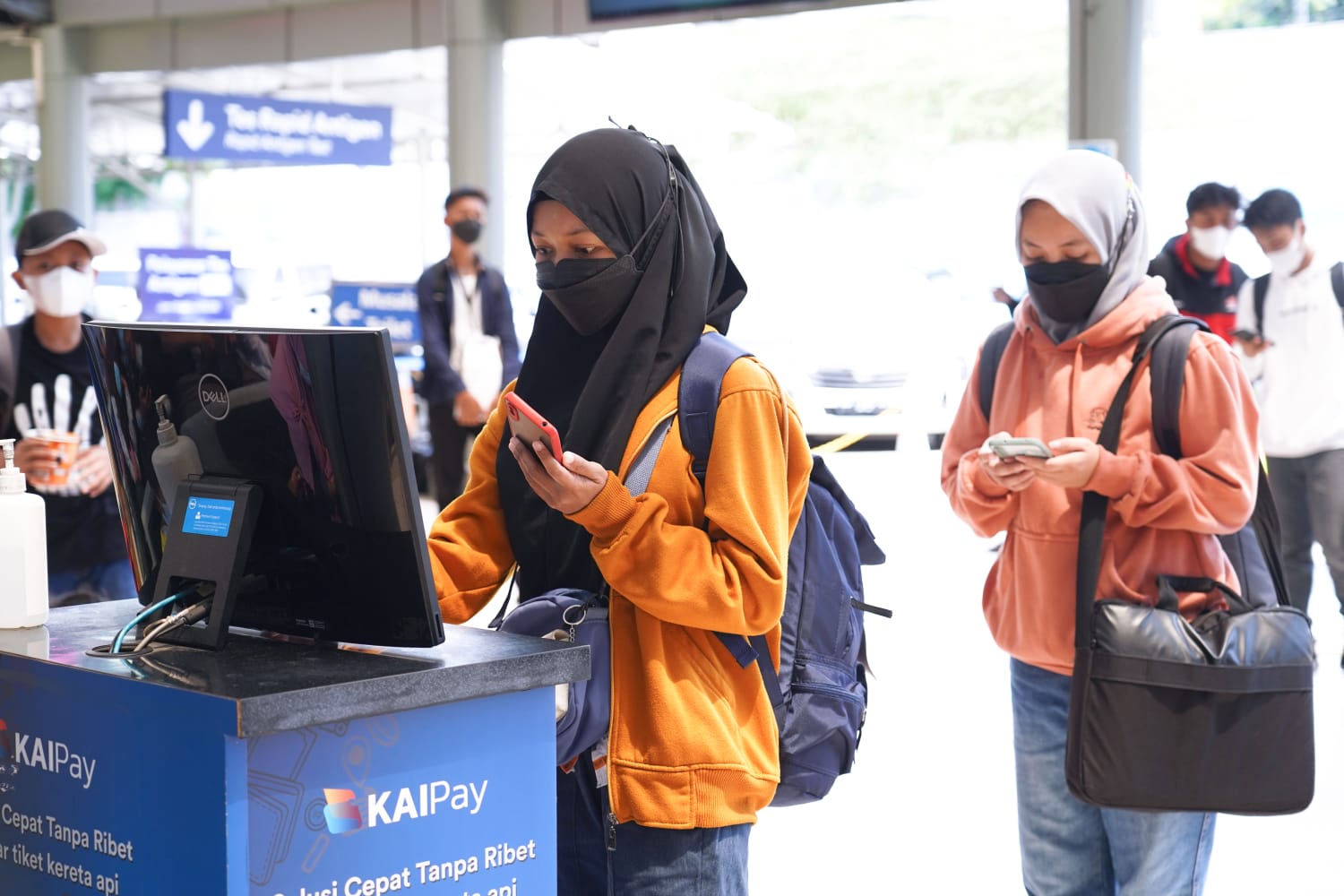 Pengumuman! Penumpang Harus Tetap Pakai Masker di Stasiun dan Kereta