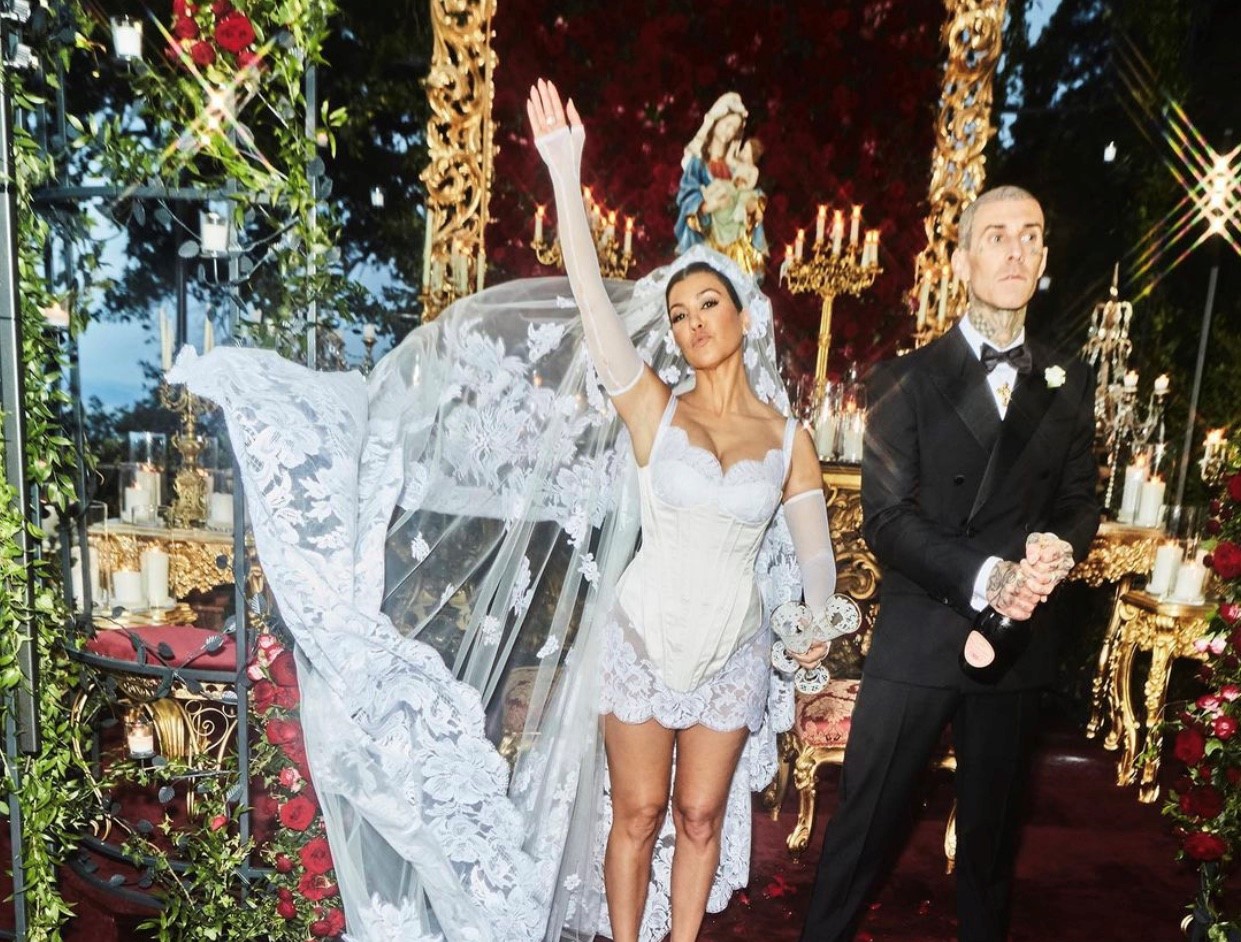 Momen Pernikahan Mewah Kourtney Kardashian dan Travis Barker di Italia