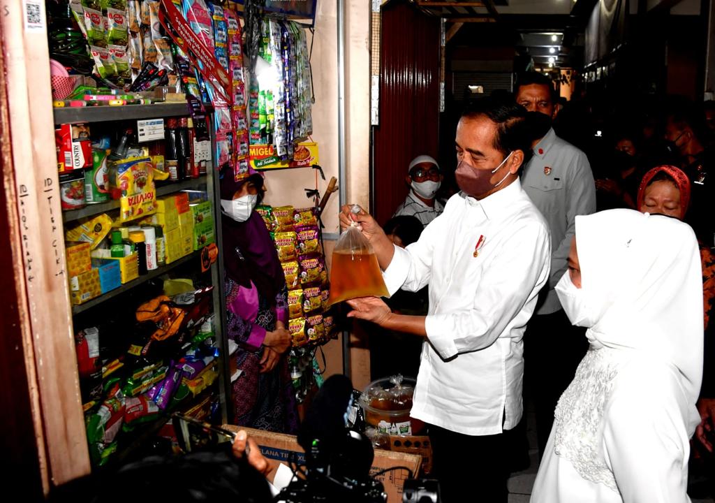 Jokowi: Dalam Dua Pekan, Harga Minyak Goreng Curah Rp 14 Ribu