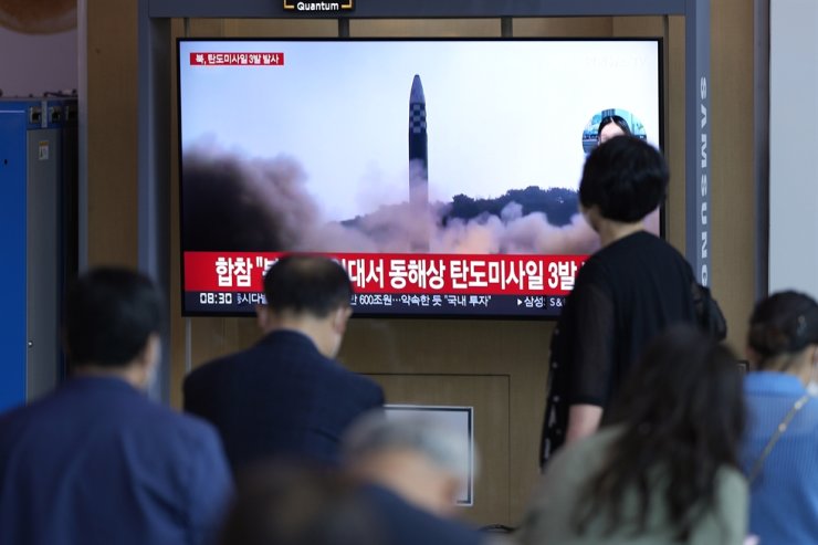 Korea Utara Luncurkan 8 Rudal Balistik ke Arah Laut Timur