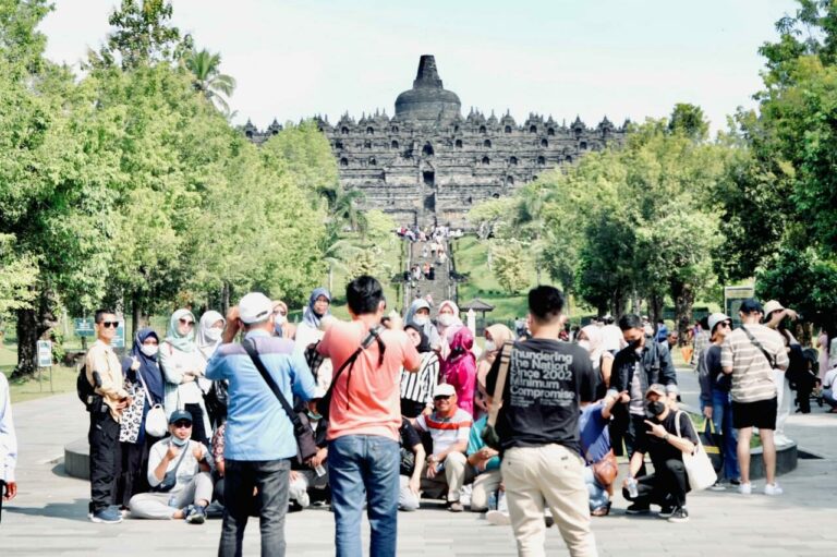1654521229-pengunjung-Borobudur-Kemenko-Marinves.jpeg