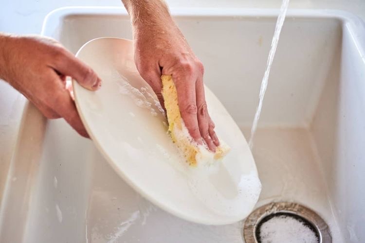 Cara Membuat Spons Cuci Piring Bebas dari Kuman