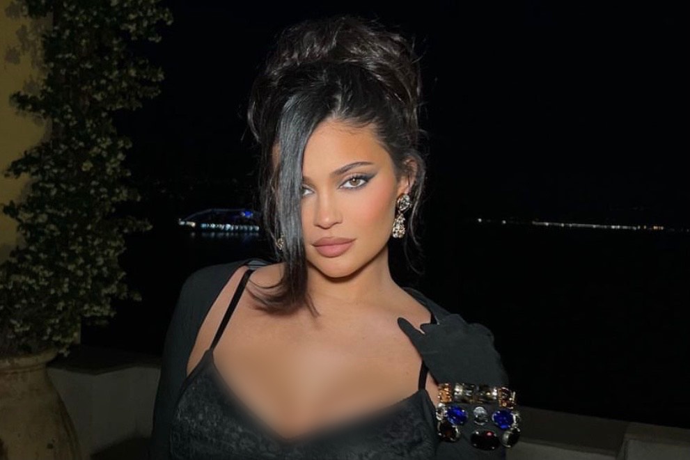 Posting Bikini Bermotif Puting, Kylie Jenner Bikin Heboh