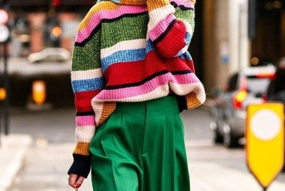1654687529-Sweater-warna-warni-dengan-bawahan-hijau.jpeg