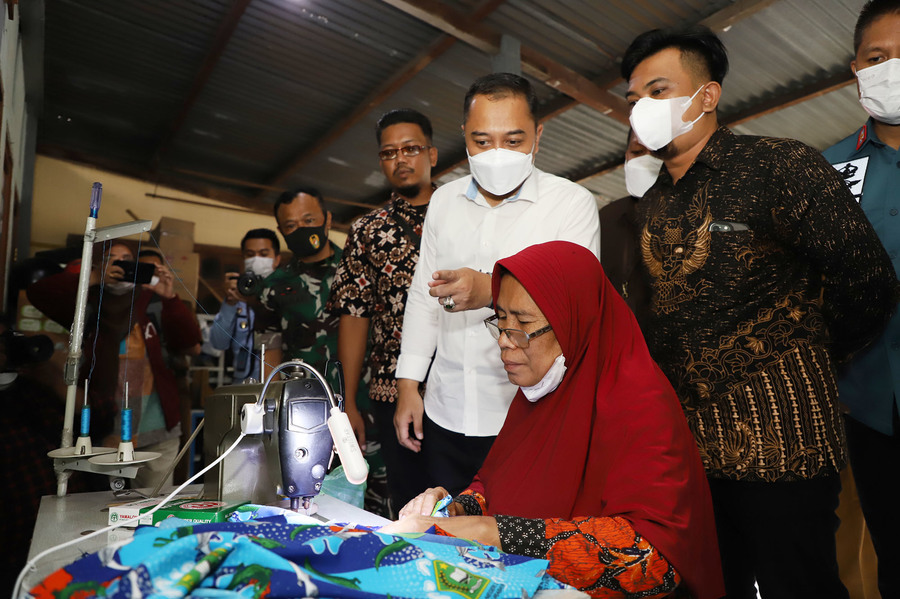 Resmikan Kampung Jahit Nusantara, Eri Cahyadi: Bangkitkan Ekonomi Rakyat