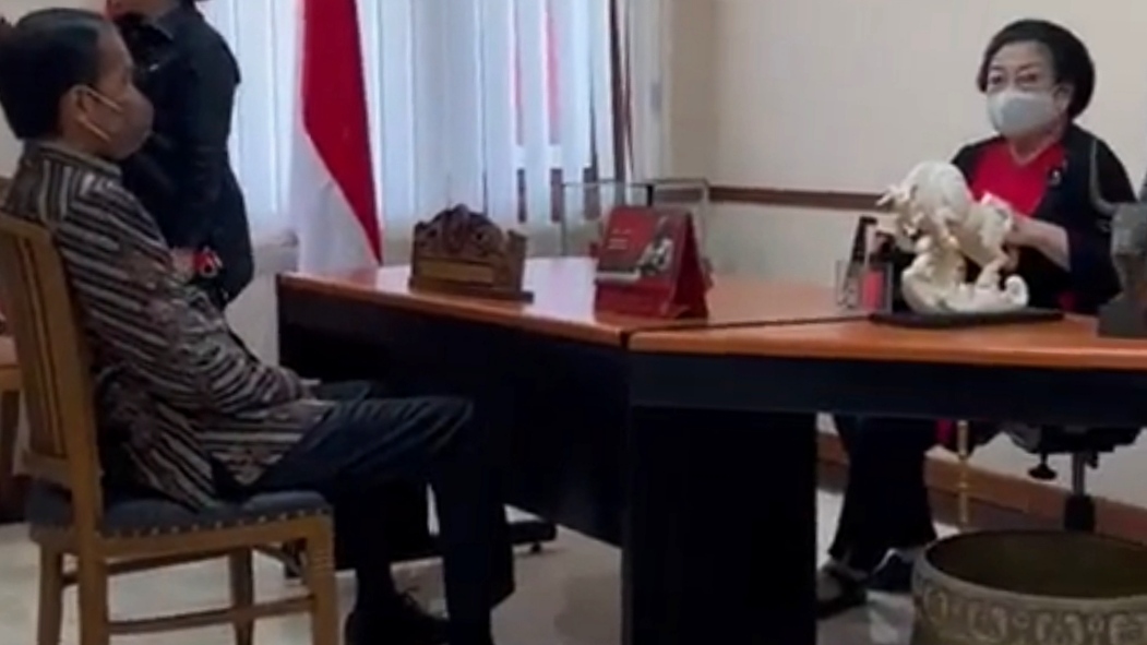 Video Jokowi Duduk Menghadap Megawati Jadi Sorotan, Netizen: Berasa Disidak BK