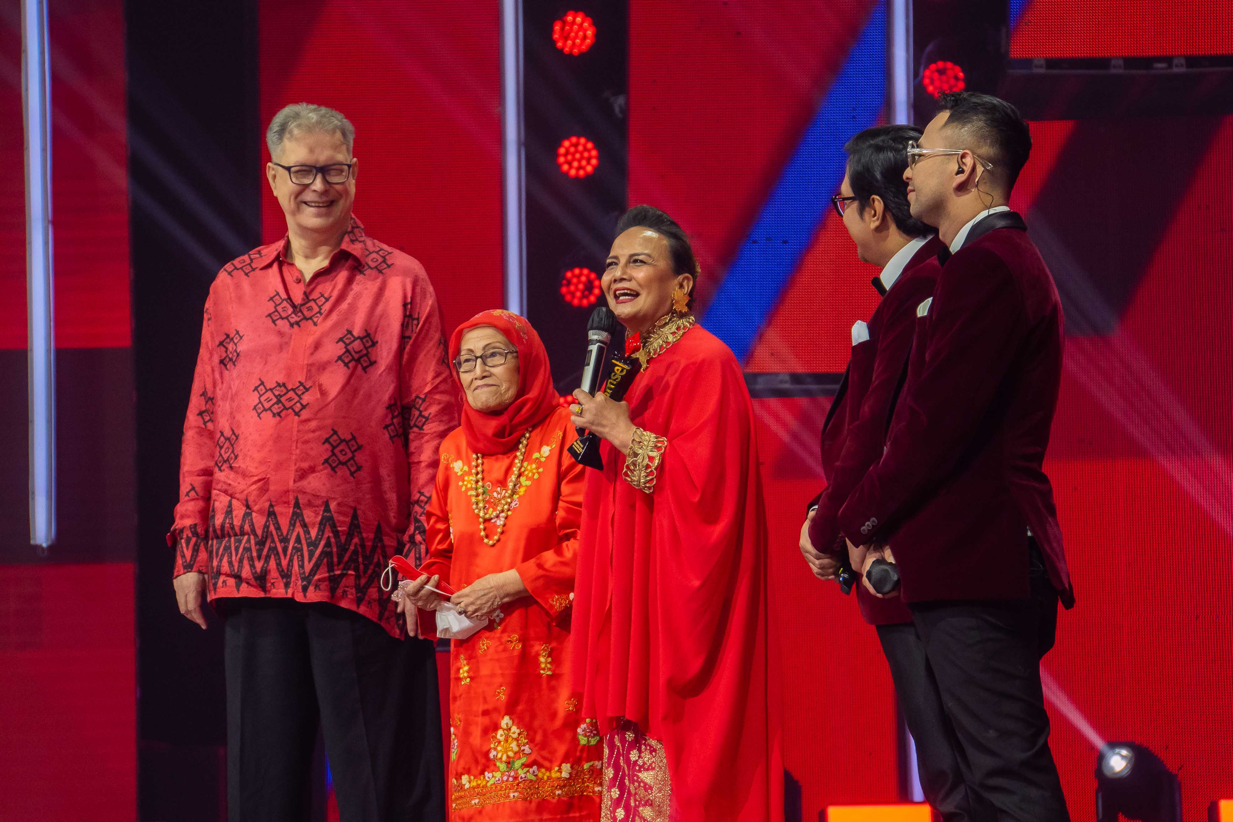 Christine Hakim Raih Lifetime Achievement di Telkomsel Awards 2022