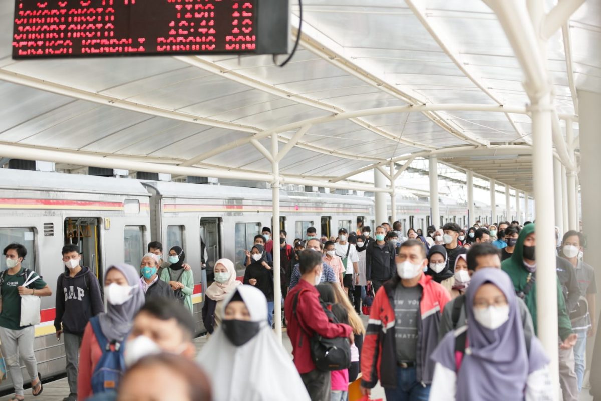 Viral Penumpang KRL Berlarian di Stasiun Manggarai, Netizen: Mode Zombie
