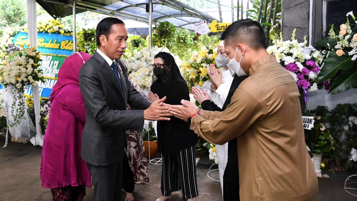 Tiba di Indonesia, Jokowi Langsung Takziah ke Rumah Duka Tjahjo Kumolo