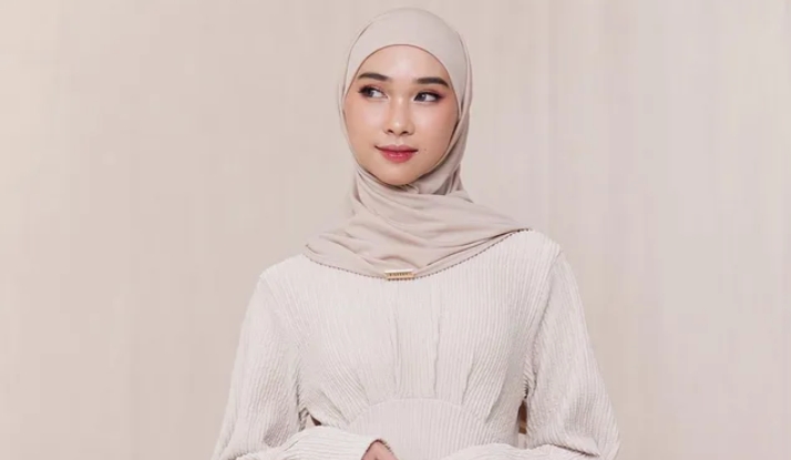 5 Inspirasi Outfit Hijab ala Astri Ratnasari untuk Lebaran 