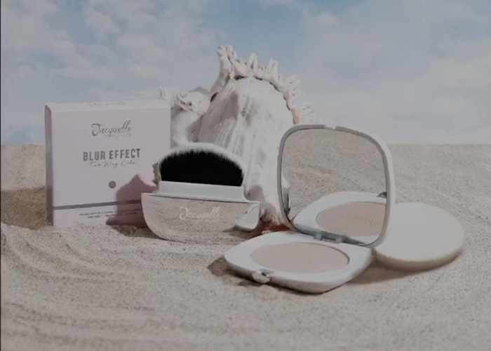 Samarkan Pori-pori Besar dengan Bedak Two Way Cake Blur Effect