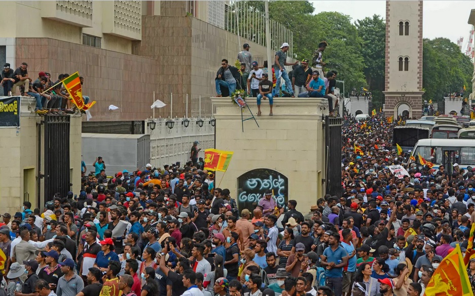 Aksi Protes Rakyat Sri Lanka di Istana Presiden, dari Berenang hingga Nge-gym
