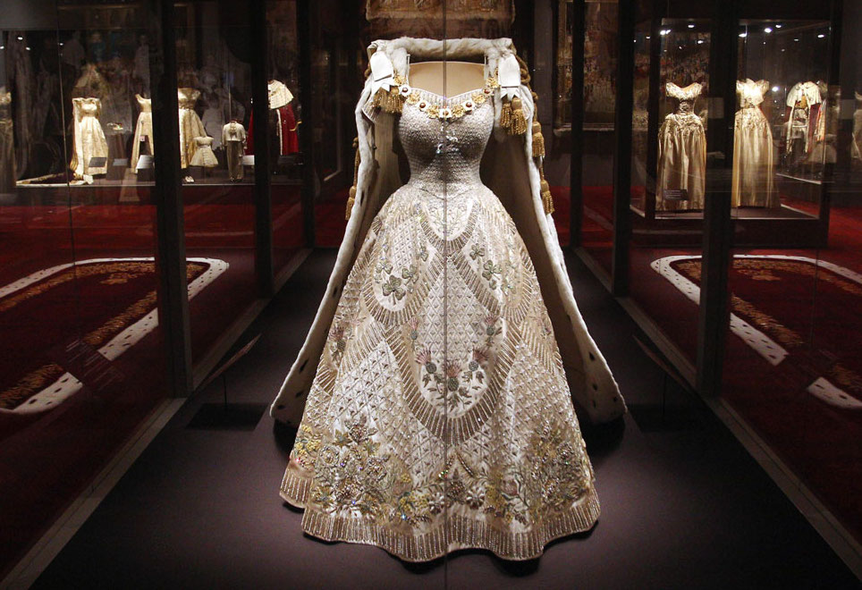 Dipamerkan di Kastil Windsor, Ini 5 Fakta Gaun dan Jubah Penobatan Ratu Elizabeth II