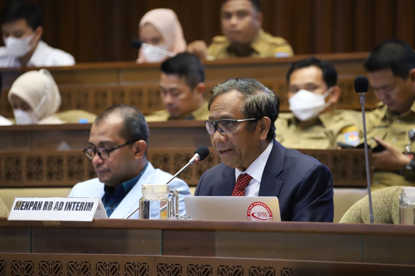 Jokowi Tunjuk Mahfud MD Jadi Plt MenPAN-RB