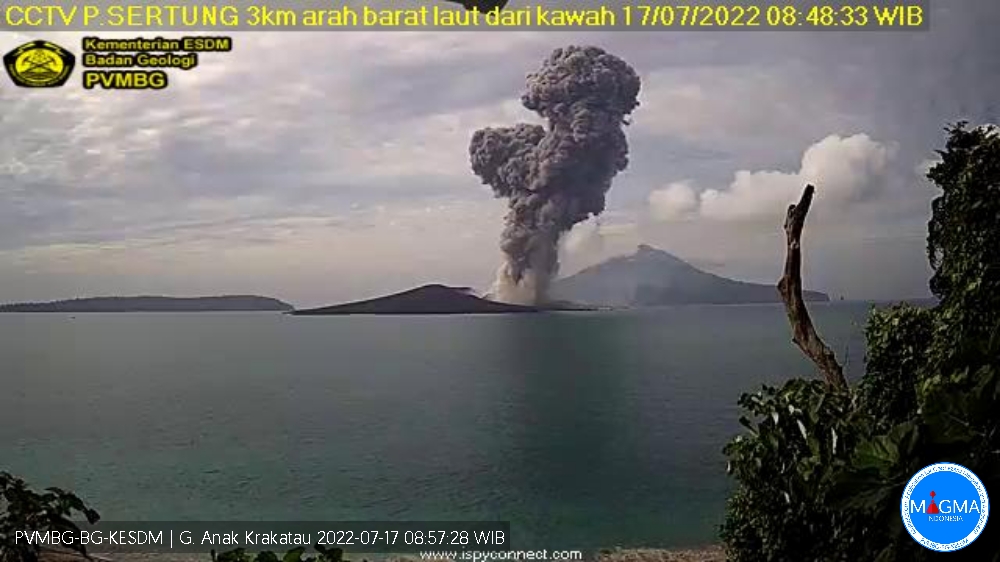 1658042182-Gunung-Anak-Krakatau-erupsi.png