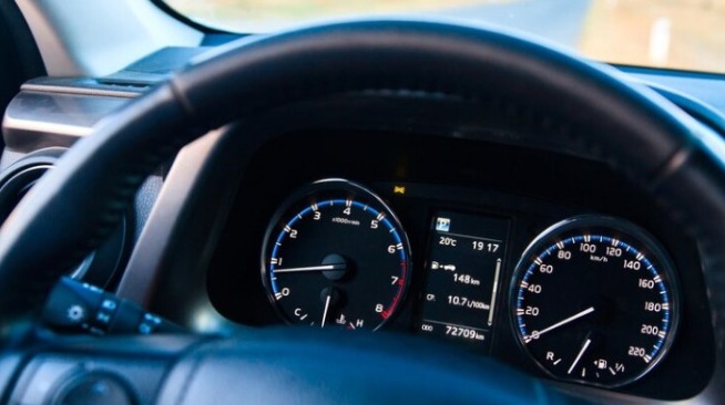 Kenali 3 Penyebab Speedometer Mobil Kamu Rusak Agar Bisa Berkendara dengan Aman