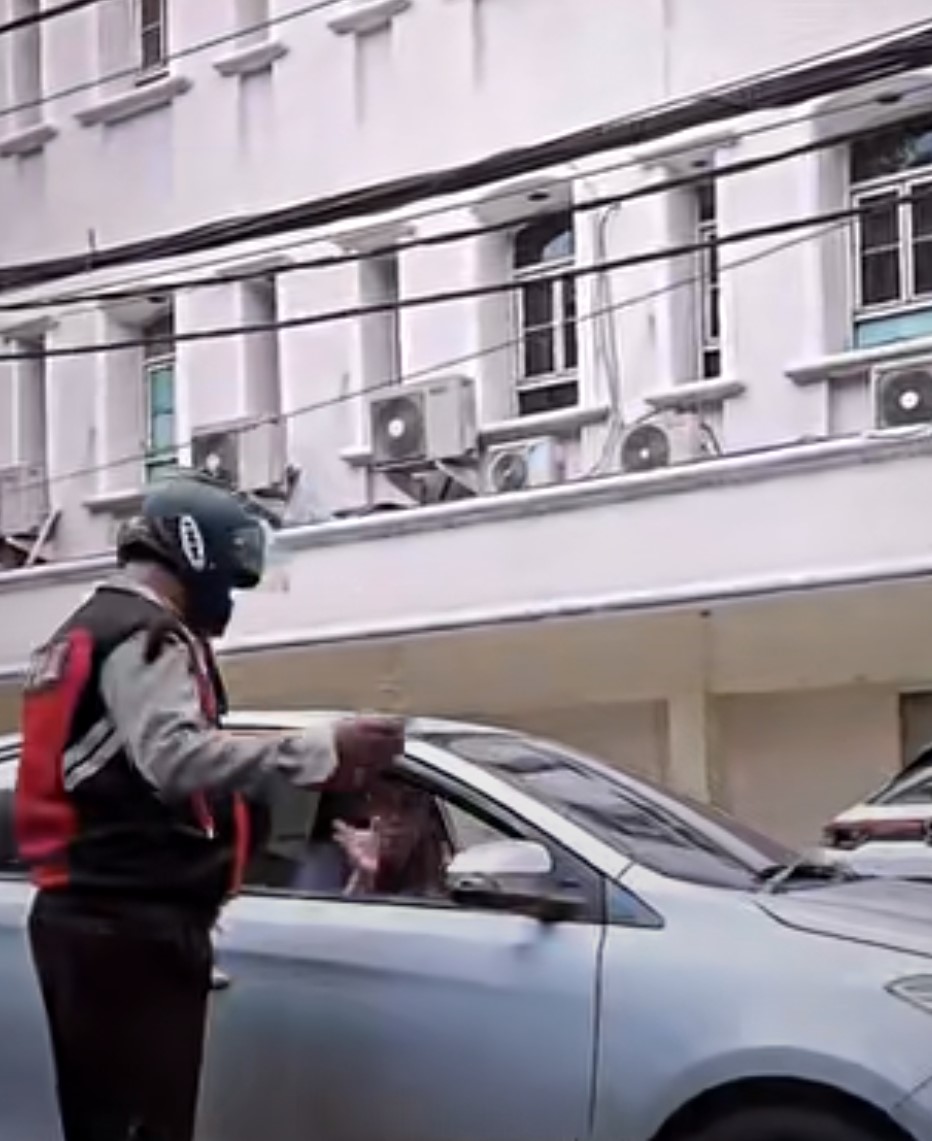 Viral Oknum Polisi Gadungan Suka Tilang Pengemudi Mobil di Roxy Jakarta