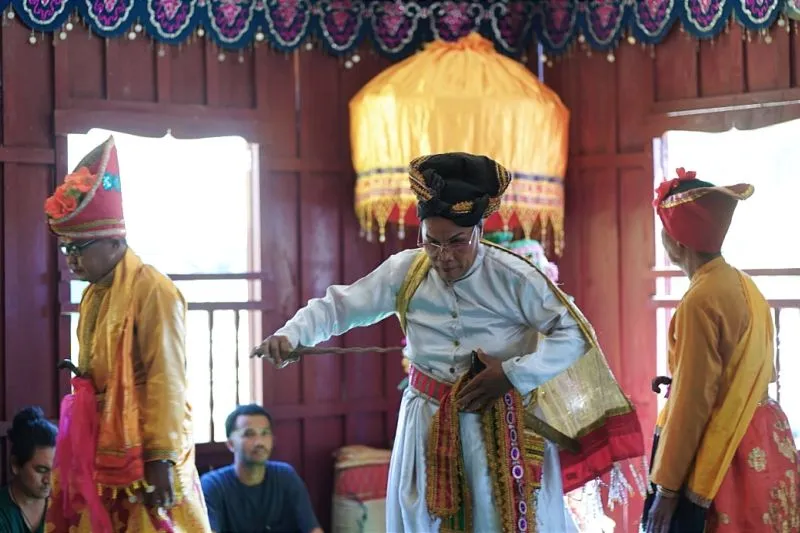 20 Seniman Belajar Budaya Bissu di Pangkep