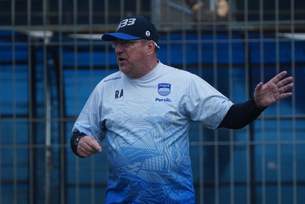 Robert Alberts Undur Diri dari Posisi Pelatih Persib Bandung