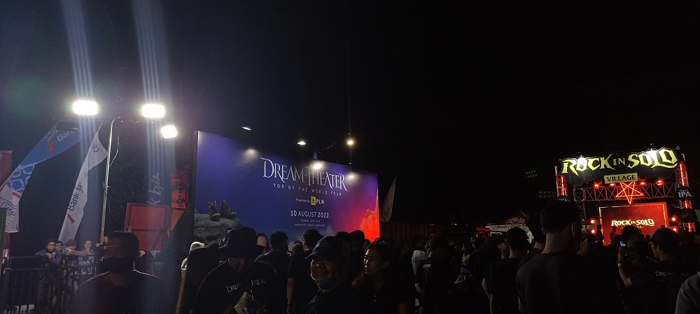 Konser Dream Theater, Fans dari Berbagai Kota Padati Area Parkir Stadion Manahan