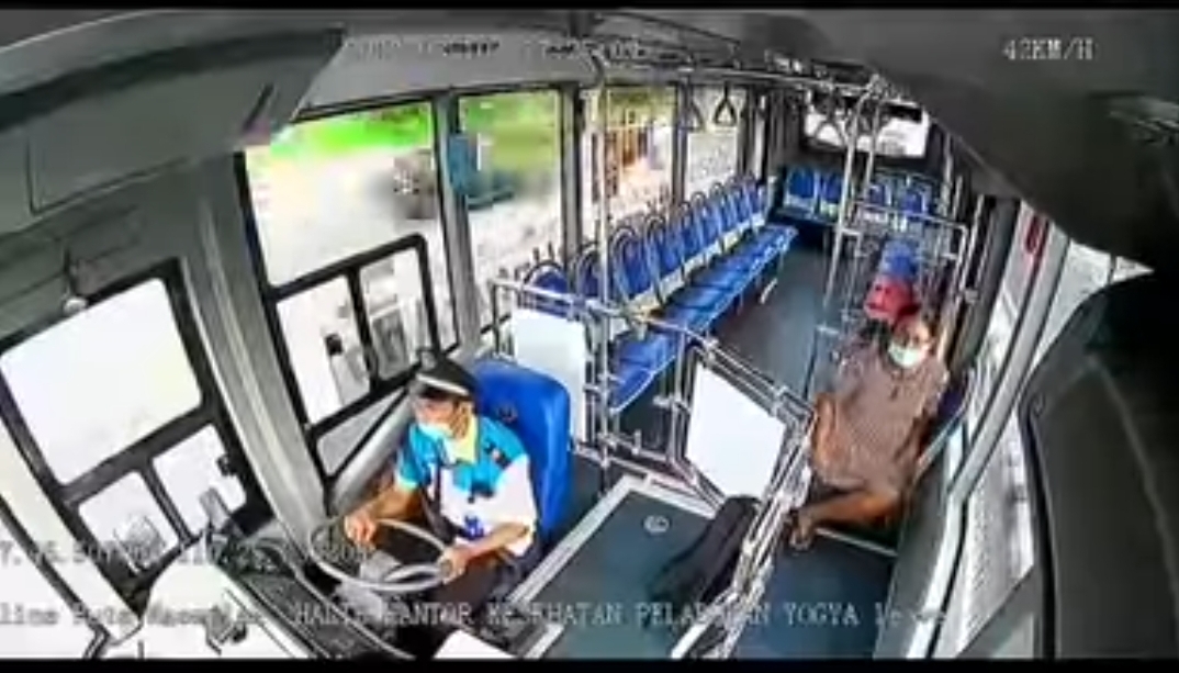 Viral Aksi Penumpang Wanita Hendak Curi Tas Sopir Bus Trans Jogja