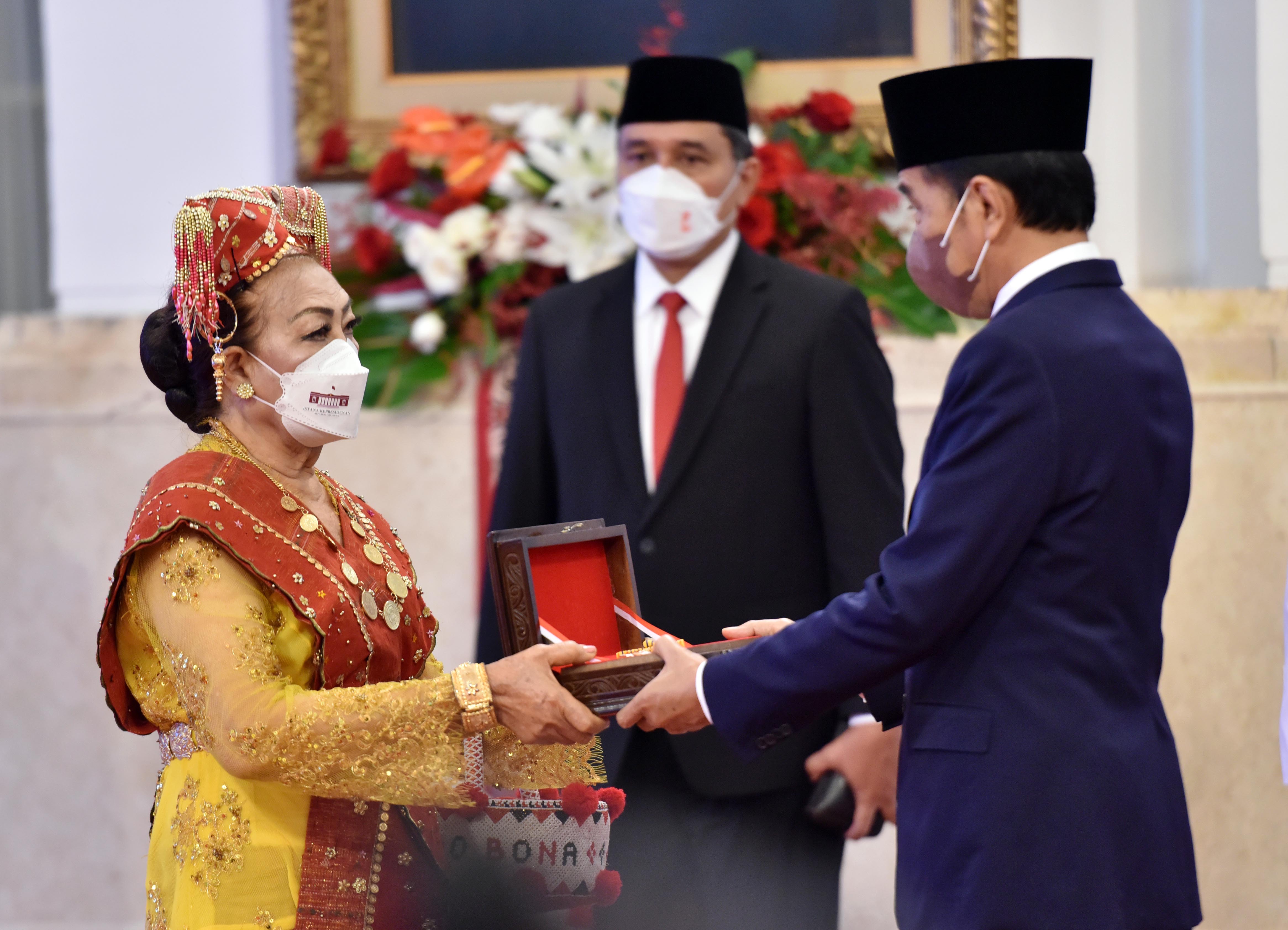 Jokowi Beri Tanda Kehormatan ke 127 Tokoh, dari Nakes hingga Seniman