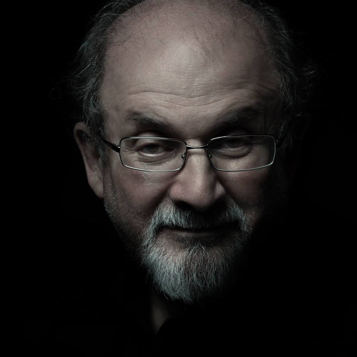 Penulis Ayat Setan Salman Rushdie Ditikam, Terancam Kehilangan 1 Mata
